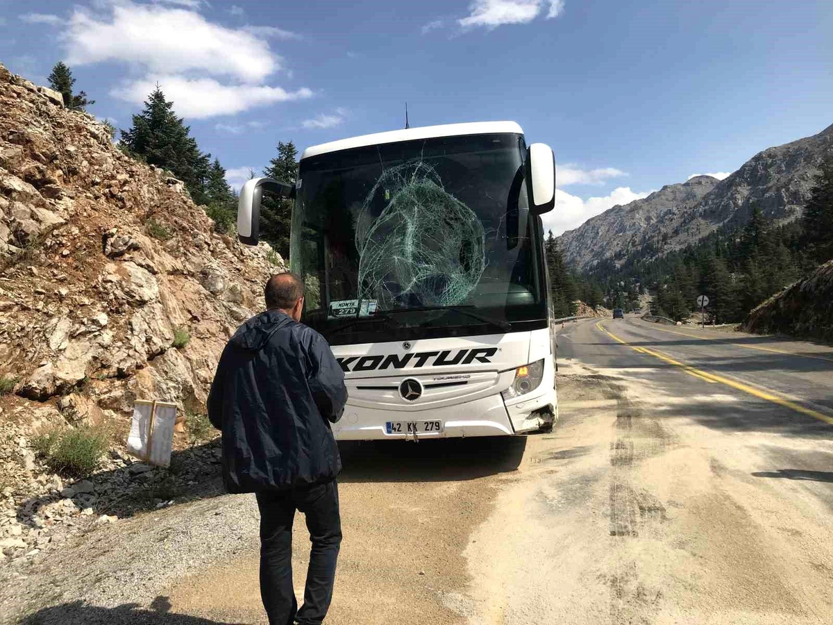 Antalya\'da Yolcu Otobüsü Bariyerlere Çarptı