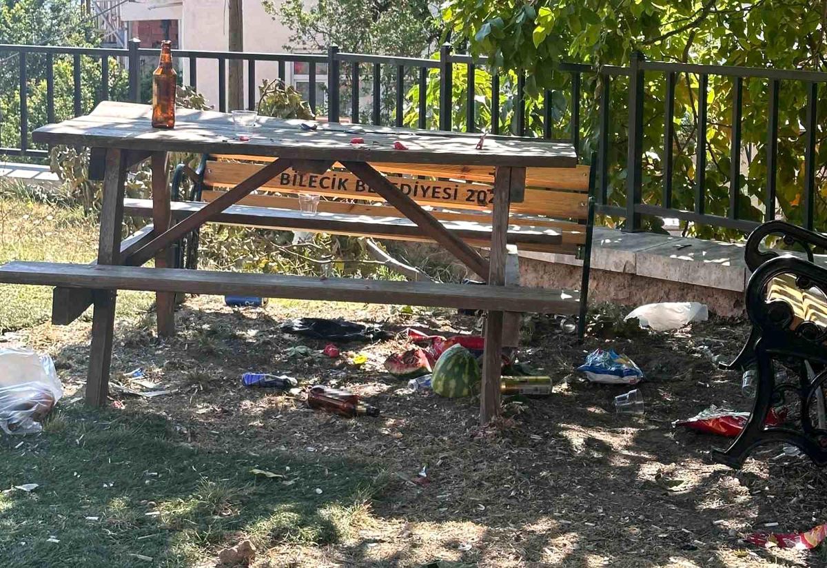 Tarihi Taş Mektep Bahçesi İçkicilerin Mekanı Oldu