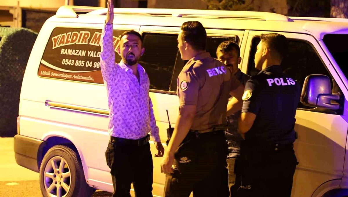 Aksaray\'da Alkollü Müzisyen Polis Aracına Çarptı