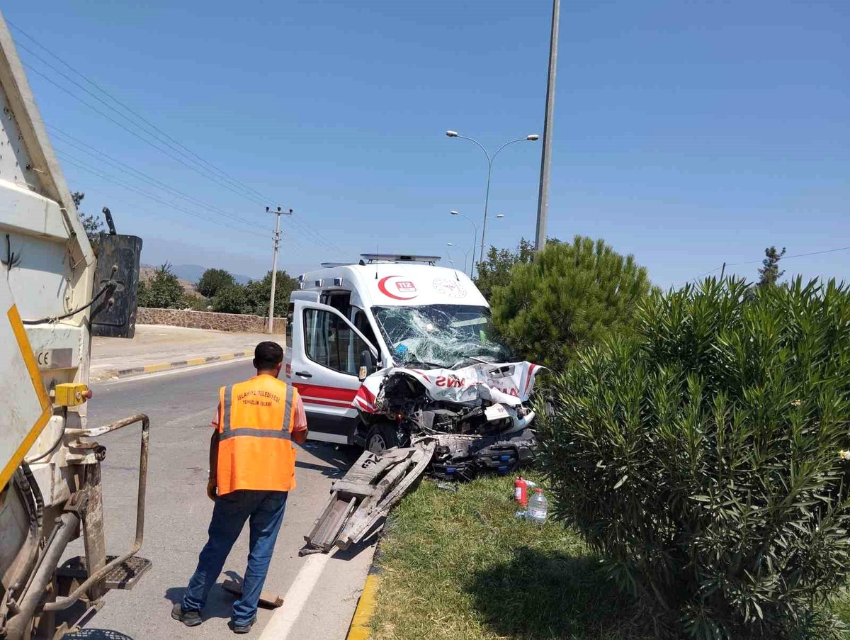 İslahiye\'de Ambulans Tankere Çarptı: 3 Sağlık Personeli Yaralandı