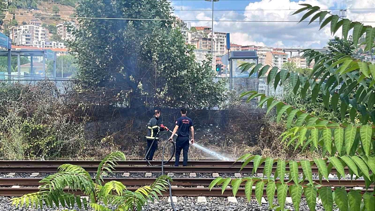 İzmit\'te Hızlı Tren Raylarında Yangın Çıktı