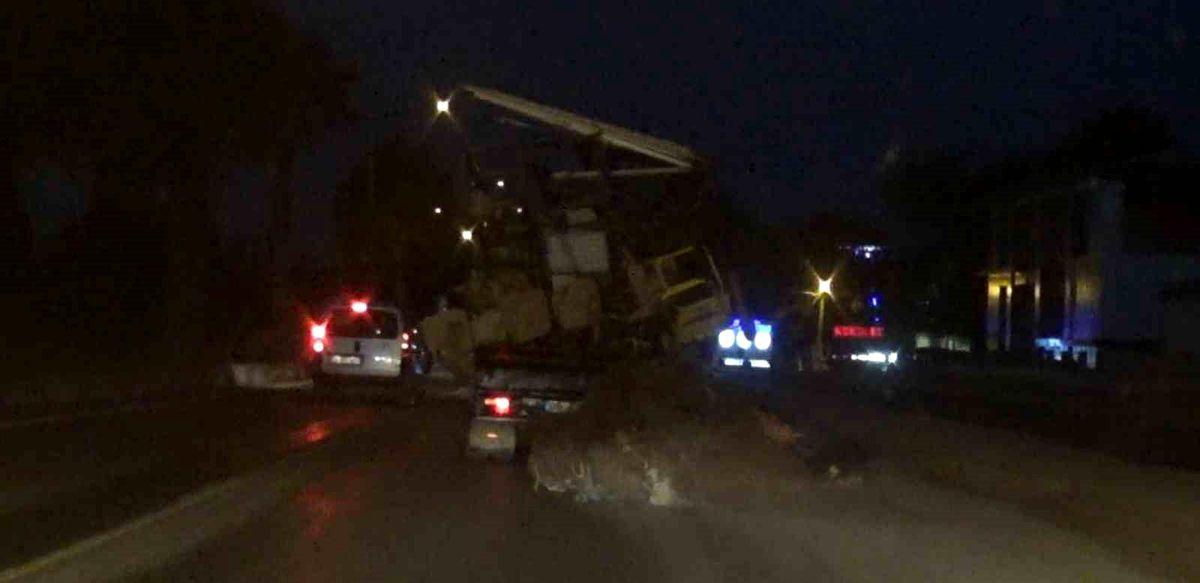 Aydın\'da Hurda Yüklü Kamyonet Trafiği Tehlikeye Soktu