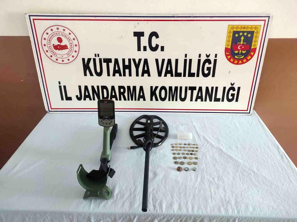 Kütahya\'da evde eski madeni para ve yüzük bulundu