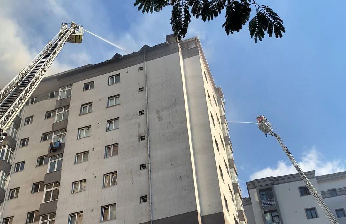 İstanbul Kağıthane\'de 13 Katlı Binada Çıkan Yangın Kontrol Altına Alındı