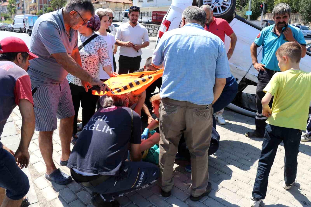 Denizli\'de kavşakta ışık ihlali yapan iki araç çarpıştı