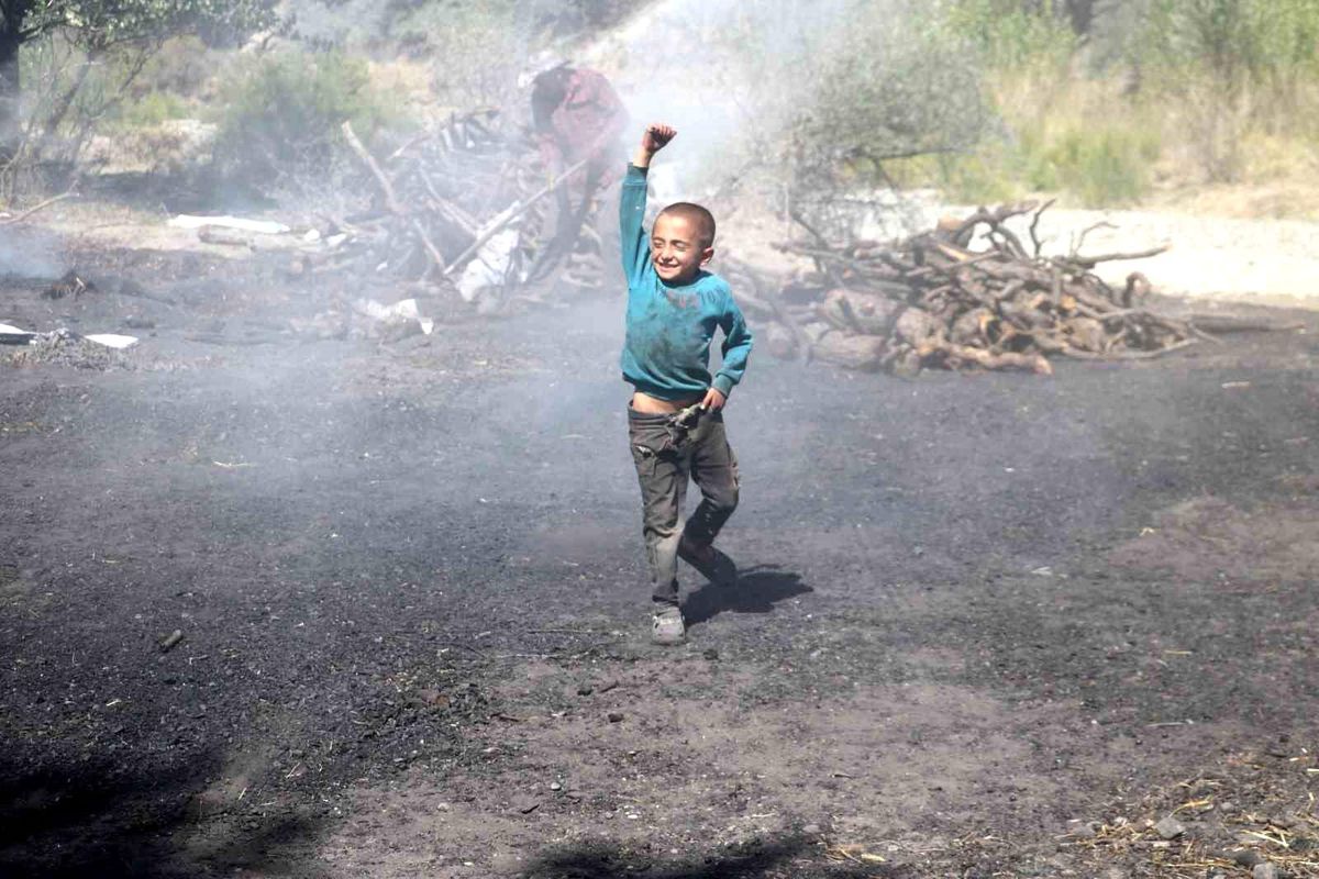 Sivas\'ın Zara ilçesinde kavurucu sıcakta mangal kömürü üretimi sürüyor
