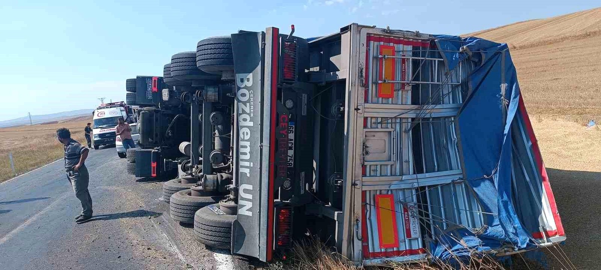 Çorum\'un Alaca ilçesinde buğday yüklü tır devrildi, 3 kişi yaralandı