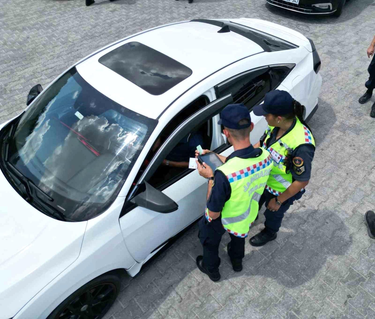 Afyonkarahisar\'da Trafik ve Asayiş Denetimi: 402 Kişiye Cezai İşlem Uygulandı
