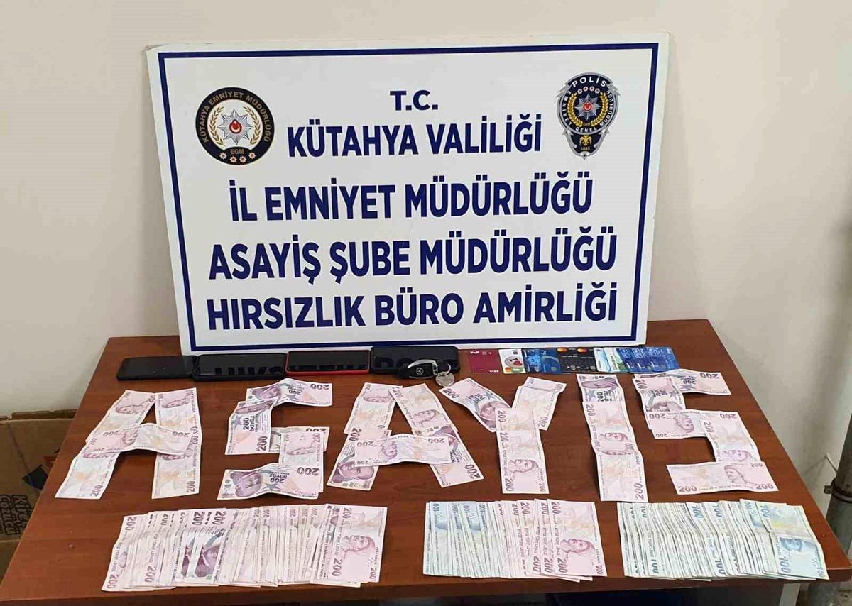 Kütahya\'da Müşteri Kılığına Girerek Dolandırıcılık Yapan 3 Kişi Tutuklandı