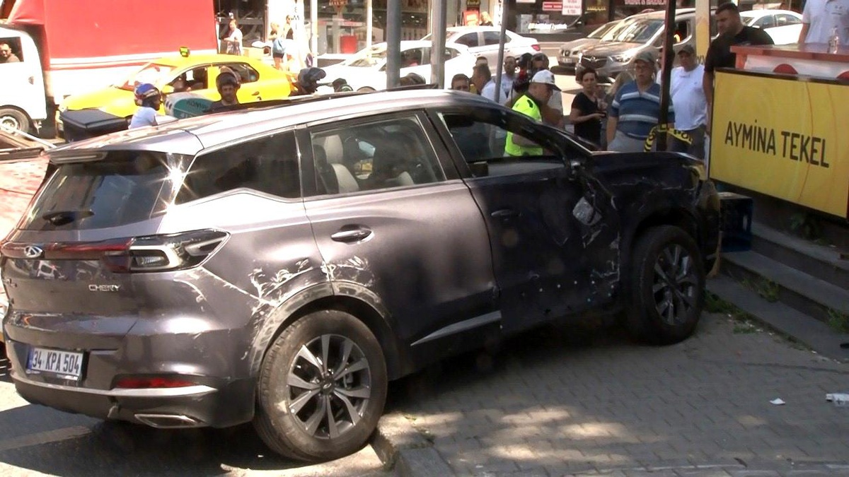 Maltepe\'de araç dükkanın önüne daldı: 3 kişi yaralandı