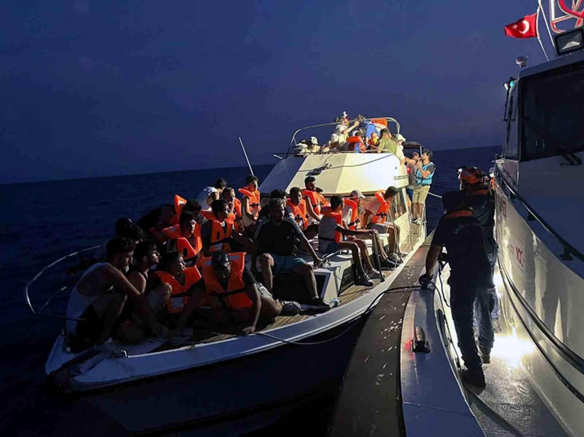 Muğla\'da Sahil Güvenlik ekipleri 51 düzensiz göçmeni kurtardı