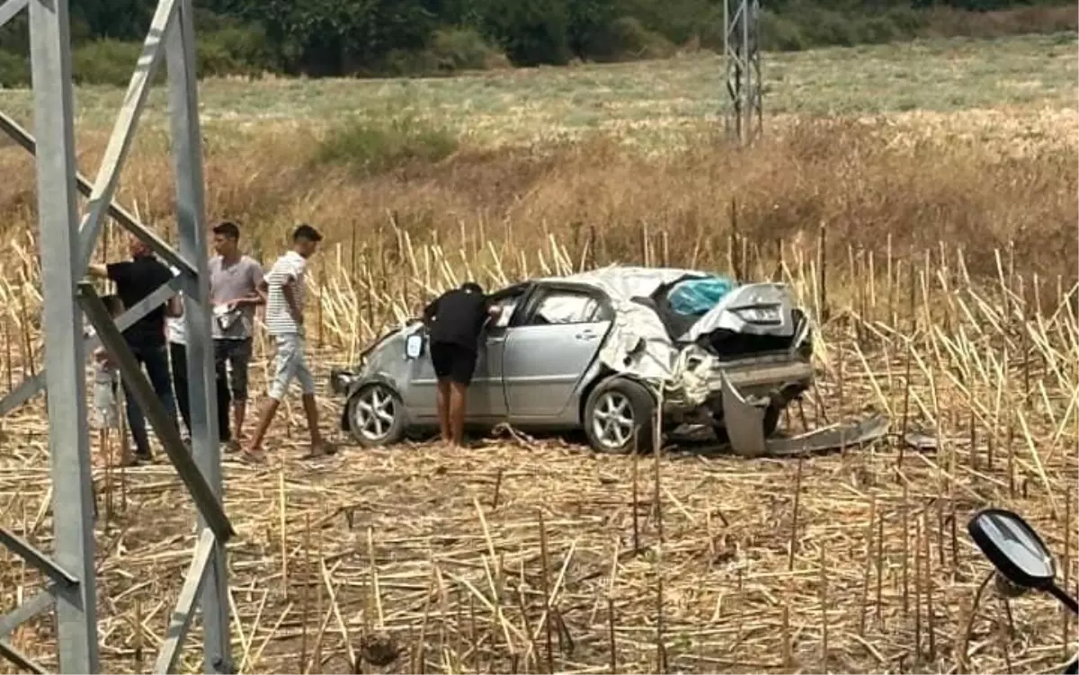 Osmaniye\'de Kontrolden Çıkan Otomobil Tarlaya Uçtu: 2 Yaralı