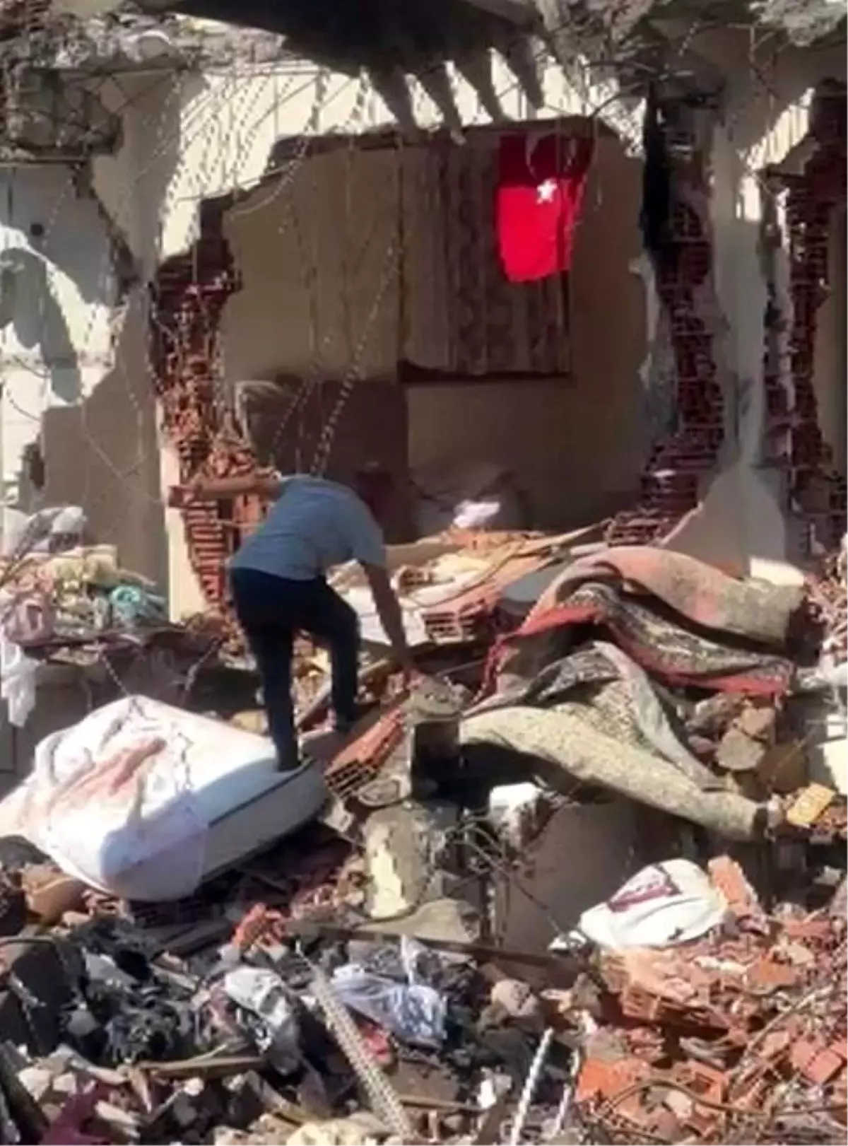 İETT kazası sonrası yıkım çalışmalarında Türk bayrağı bulundu