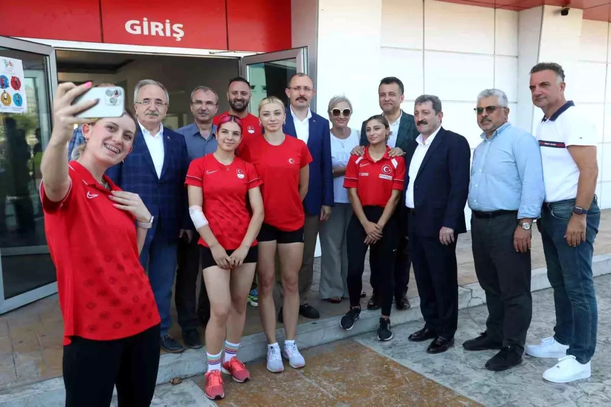 Samsun Protokolü, 2024 Paralimpik Oyunları\'nda Türkiye\'yi Temsil Edecek Sporcuları Ziyaret Etti