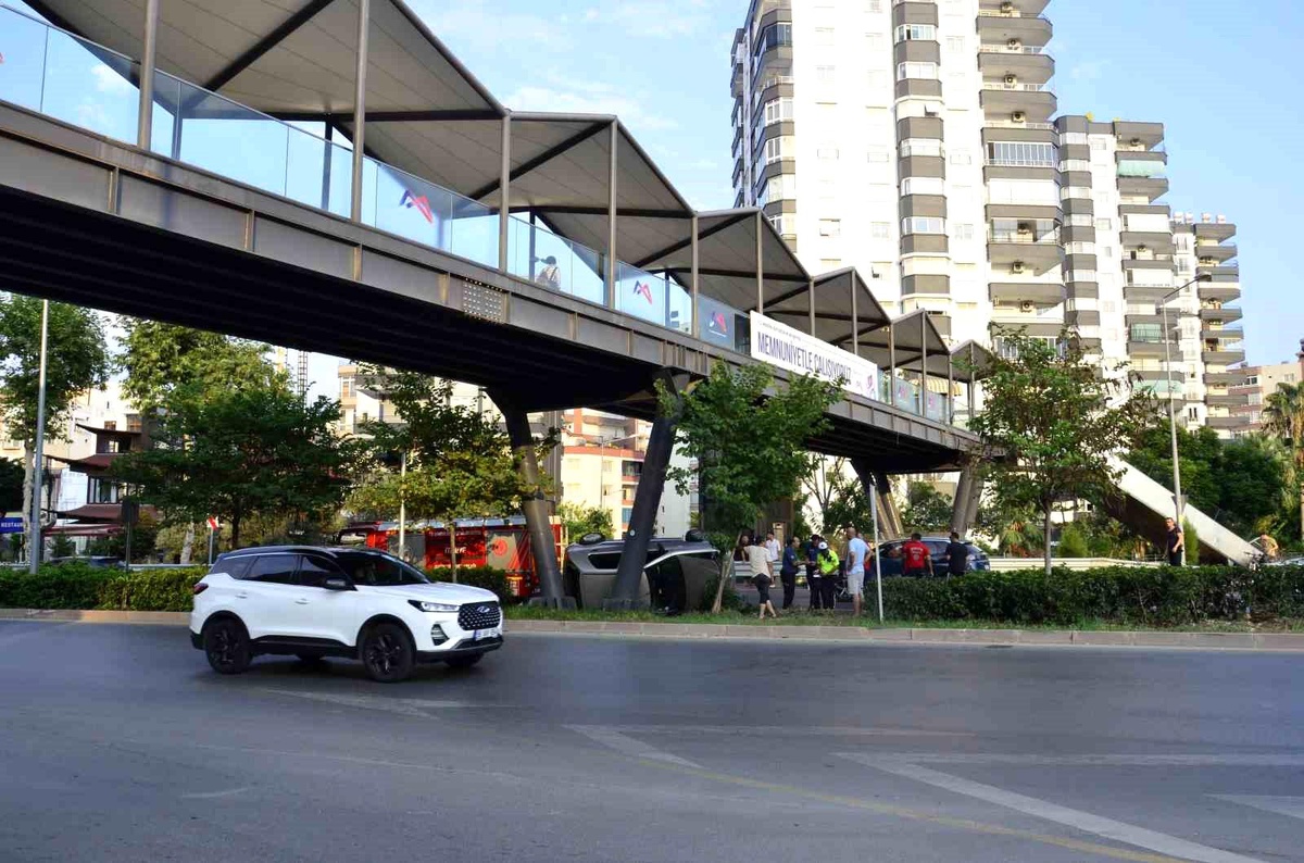 Mersin\'de takla atan otomobilin sürücüsü yaralandı