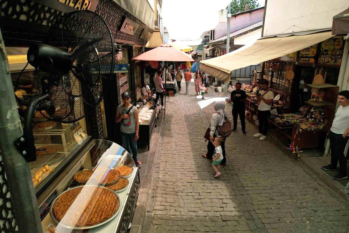 Beypazarı\'nda Tarihi Sokakta Vantilatörlerle Ferah Zaman Geçirme