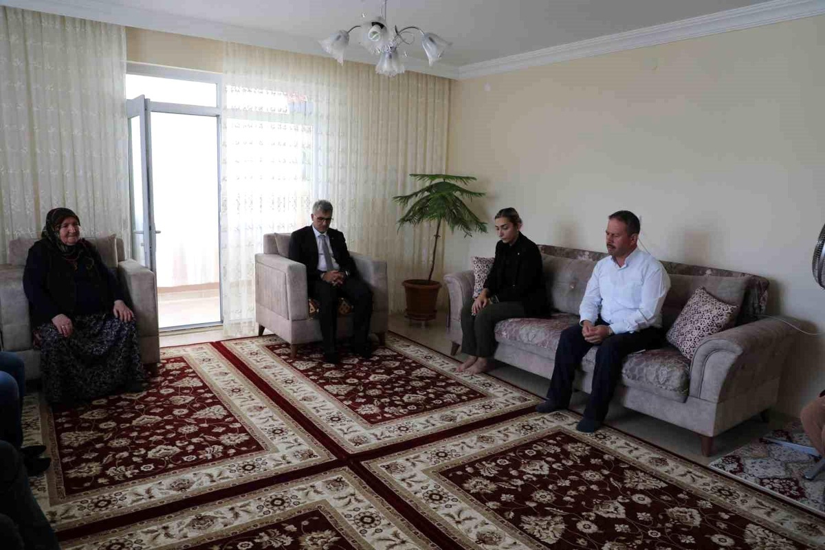 Niğde Valisi Cahit Çelik, Şehit Polis Memuru Murat Şengül\'ün babasının vefatı nedeniyle taziye evine ziyarette bulundu