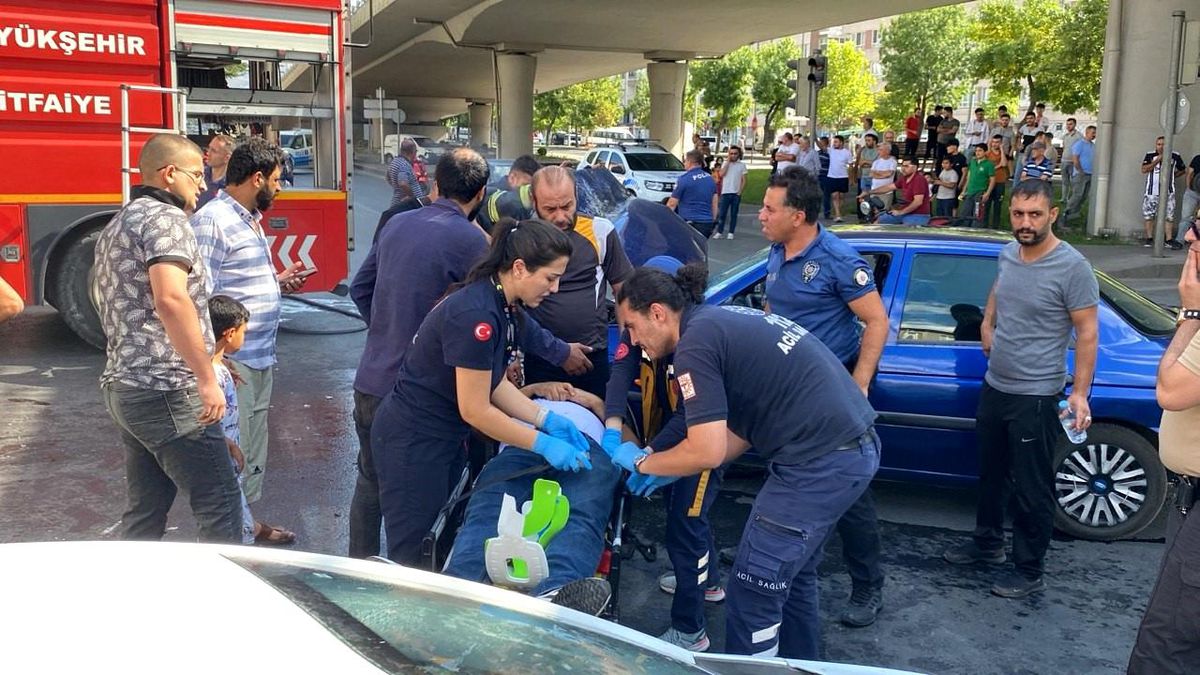 Kayseri\'de 2 otomobil ve 1 kamyonetin karıştığı kazada 3 kişi yaralandı