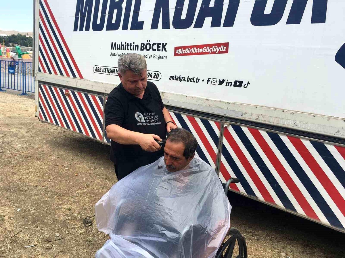 Antalya Büyükşehir Belediyesi Mobil Kuaför Tırı Vatandaşlara Ücretsiz Hizmet Sunuyor