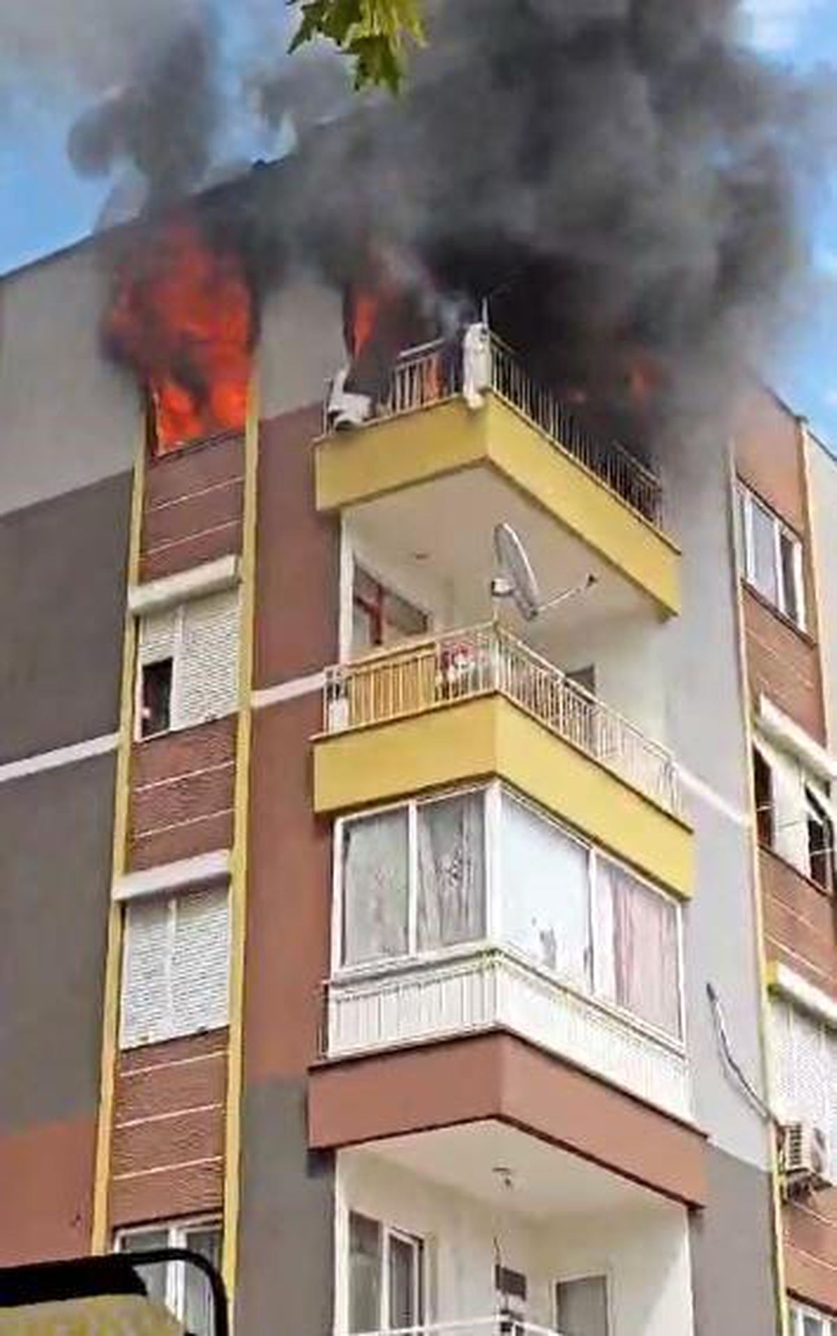 Antalya\'da Bir Evde Çıkan Yangın Kontrol Altına Alındı