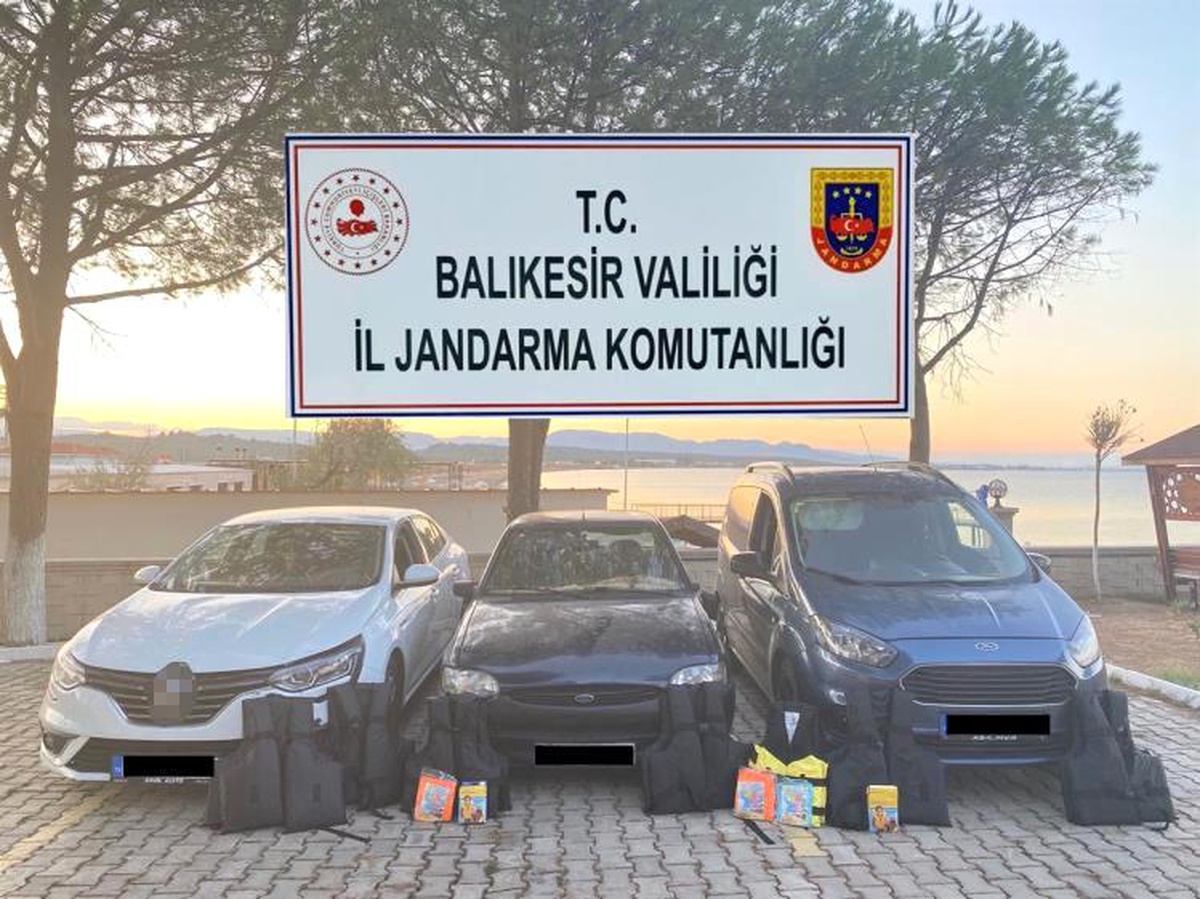 Ayvalık\'ta düzensiz göçmen operasyonu: 22 göçmen ve 3 organizatör yakalandı