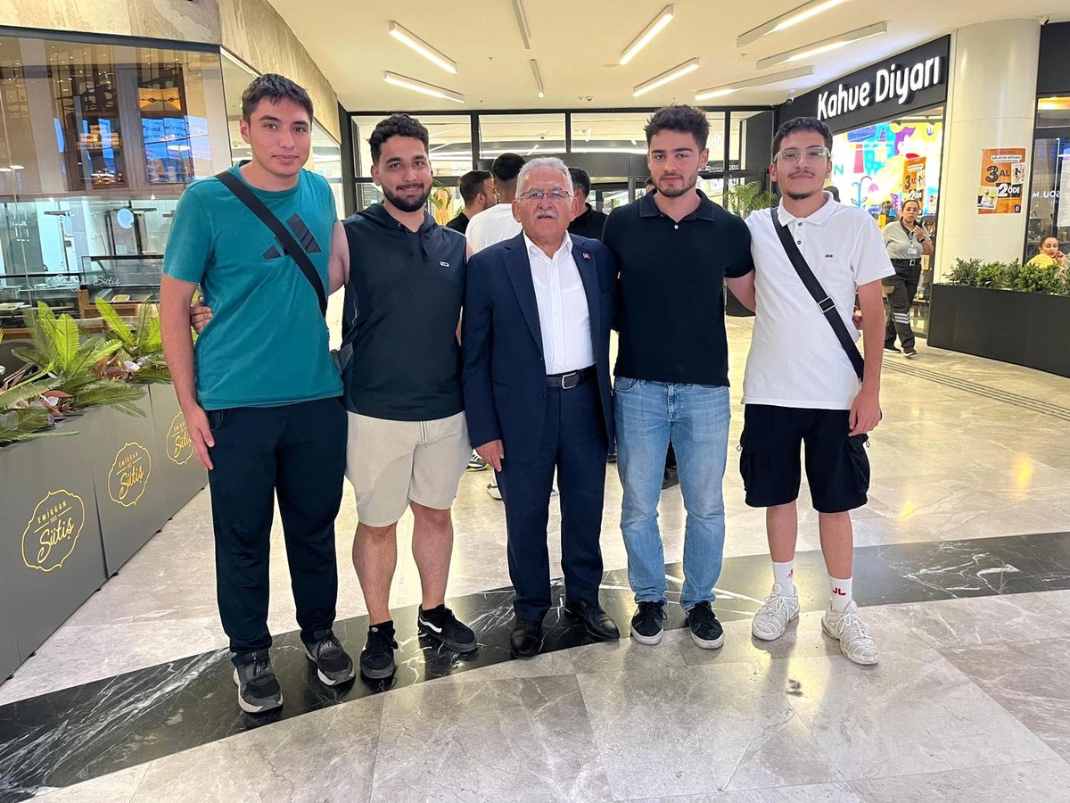 Kayseri Büyükşehir Belediye Başkanı Tuna Life Center Alışveriş Merkezi\'ni ziyaret etti