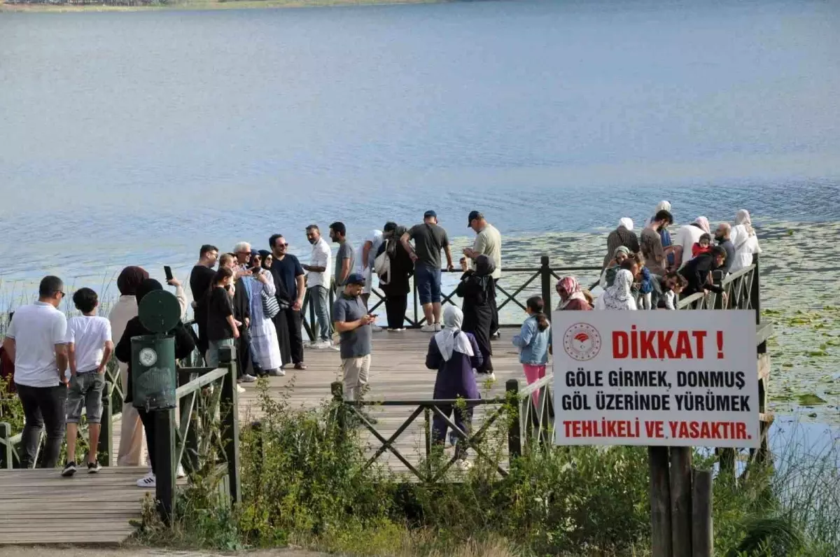 Abant Gölü Milli Parkı\'nda Tatilci Yoğunluğu