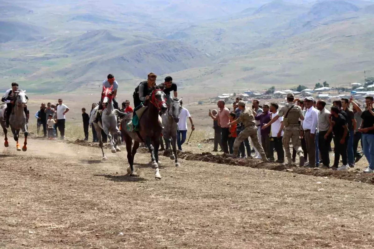 Erzurum\'da At Yarışları Heyecanı