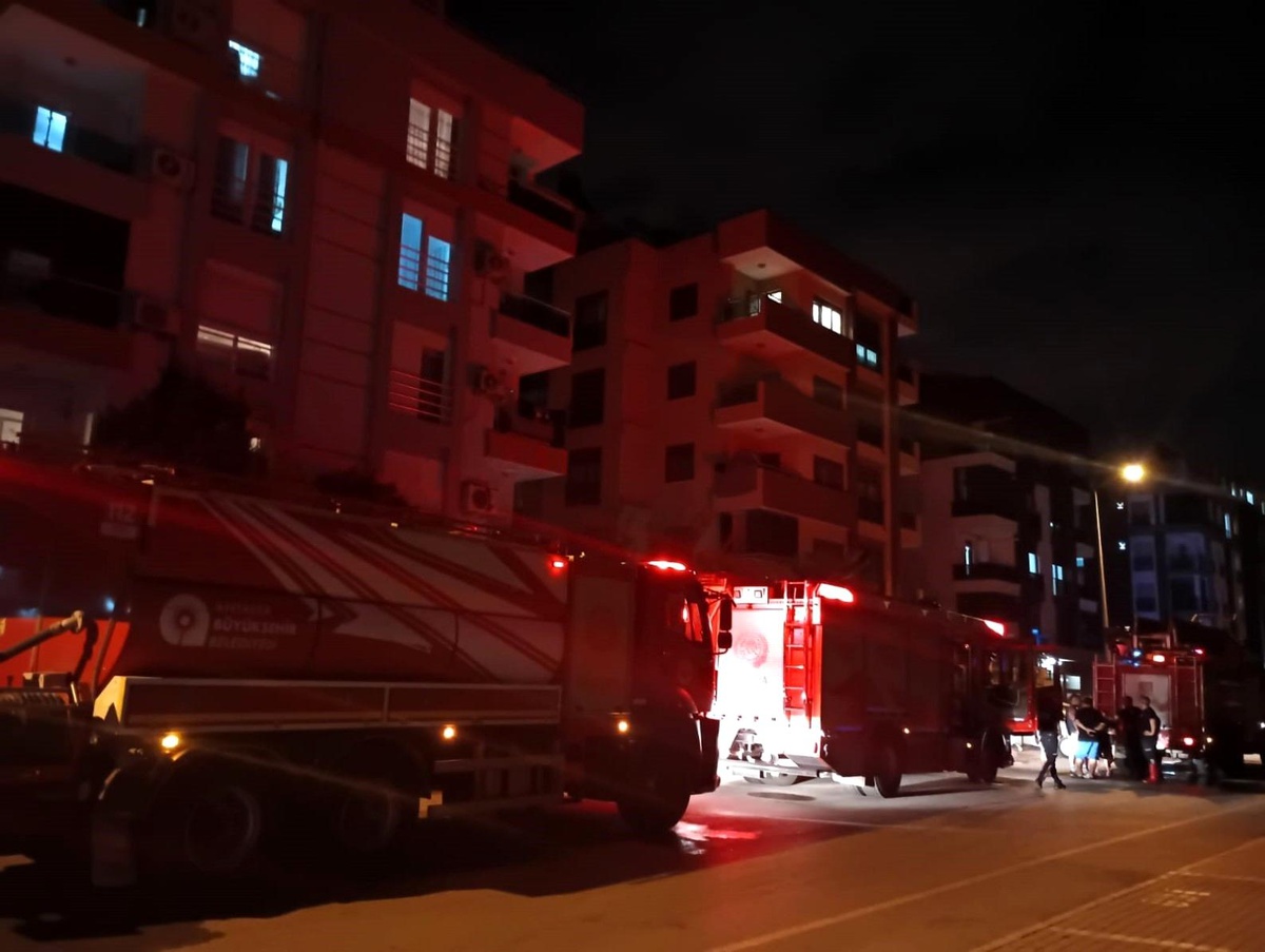 Antalya\'da çıkan yangın apartman sakinlerini sokağa döktü