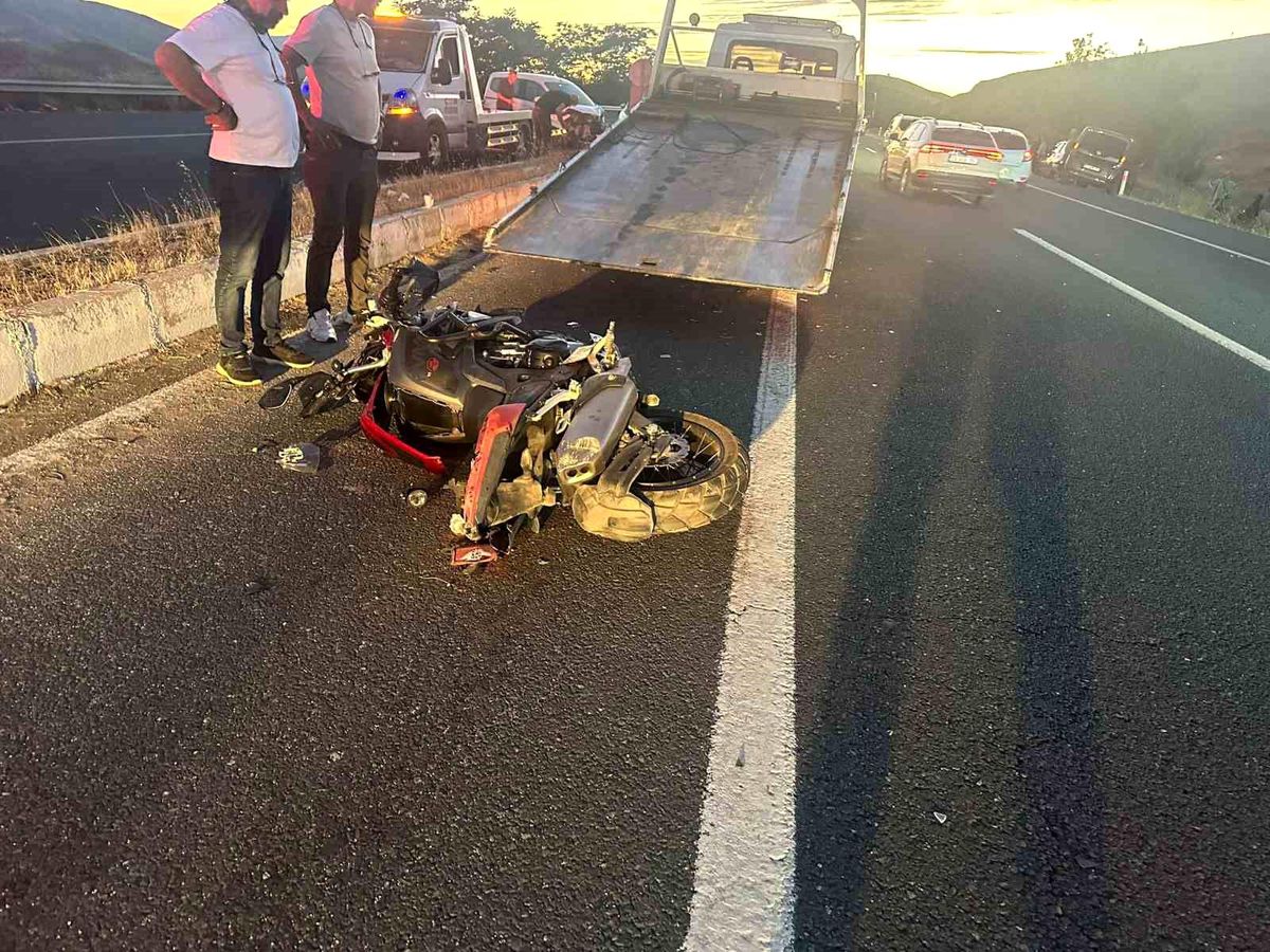Elazığ\'da hafif ticari araç ile motosikletin çarpışması sonucu 1 kişi yaralandı