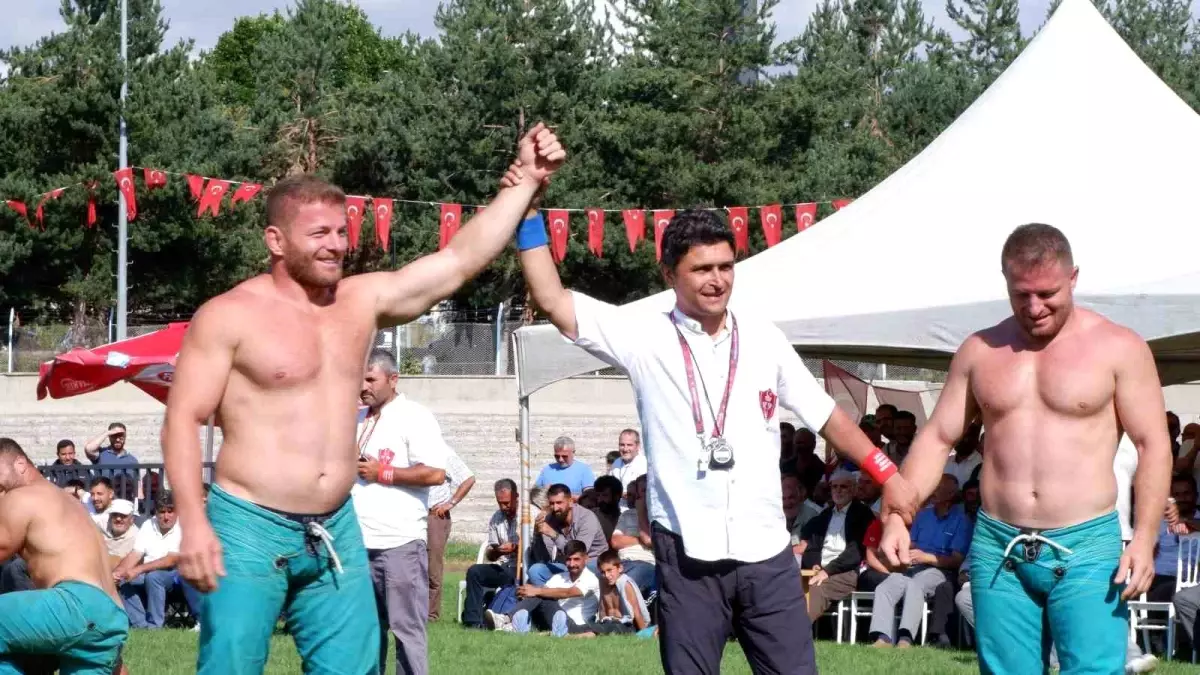 Atatürk Üniversitesi 1. Karakucak Güreş Festivali\'nde Kıran Kırana Maçlar