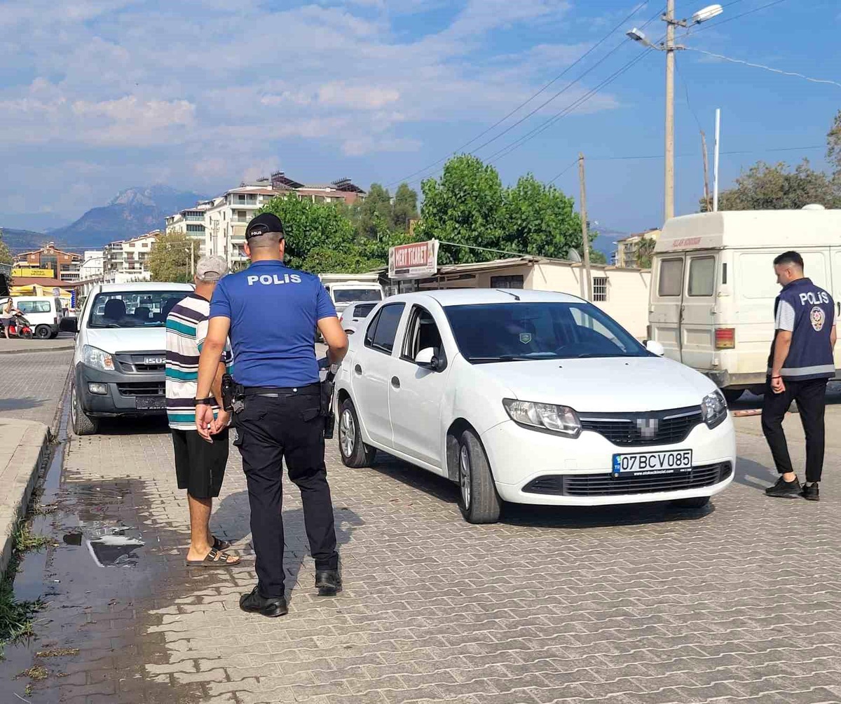 Antalya\'da iki araç çarpıştı, sürücü yaralandı