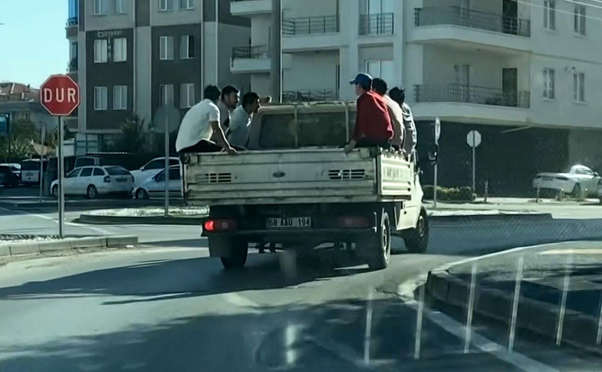 Aksaray\'da Tehlikeli Yolculuk: Kamyonetin Kasasında 6 Kişi