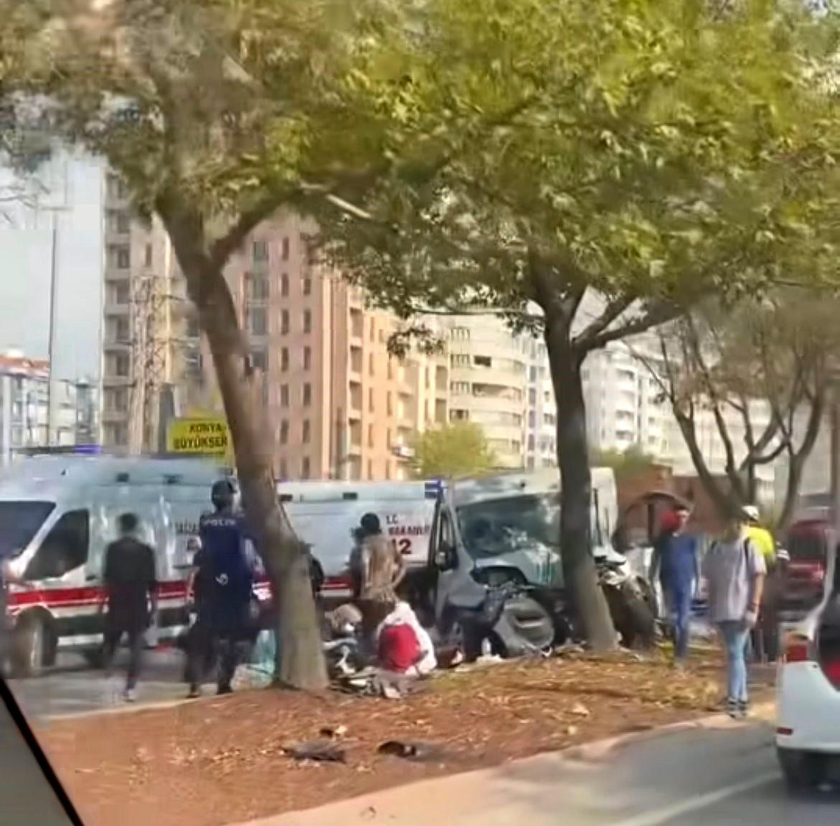 Konya\'da 3 aracın karıştığı trafik kazası güvenlik kamerasına yansıdı