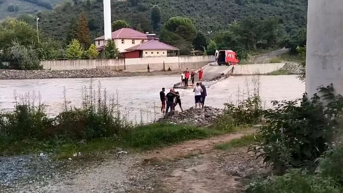 Ordu\'da selde yıkılan köprü ulaşımı olumsuz etkiliyor