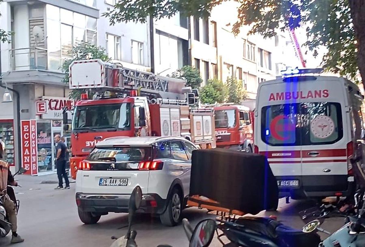 Eskişehir\'de çatı katında çıkan yangın itfaiye ekipleri tarafından söndürüldü