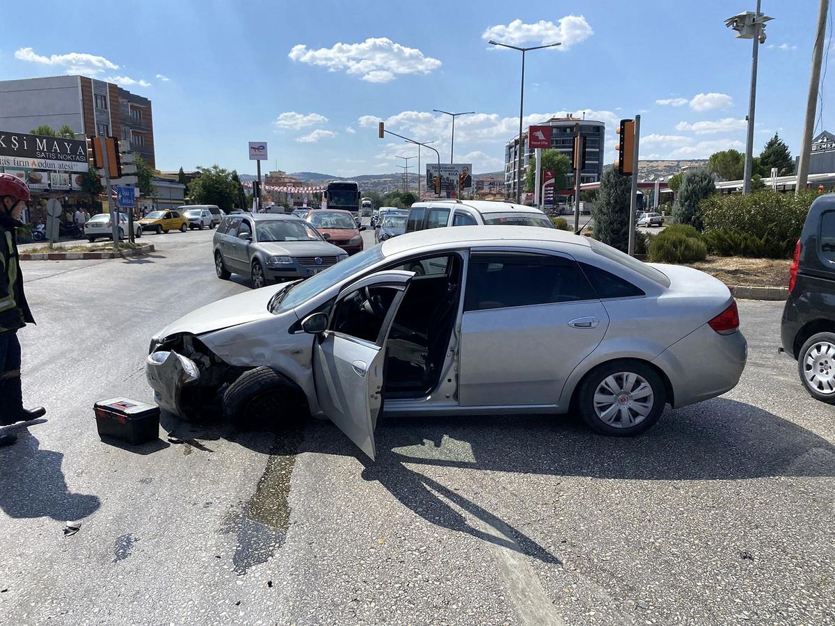 Manisa\'da kavşakta otomobil çarpışması: 2 yaralı