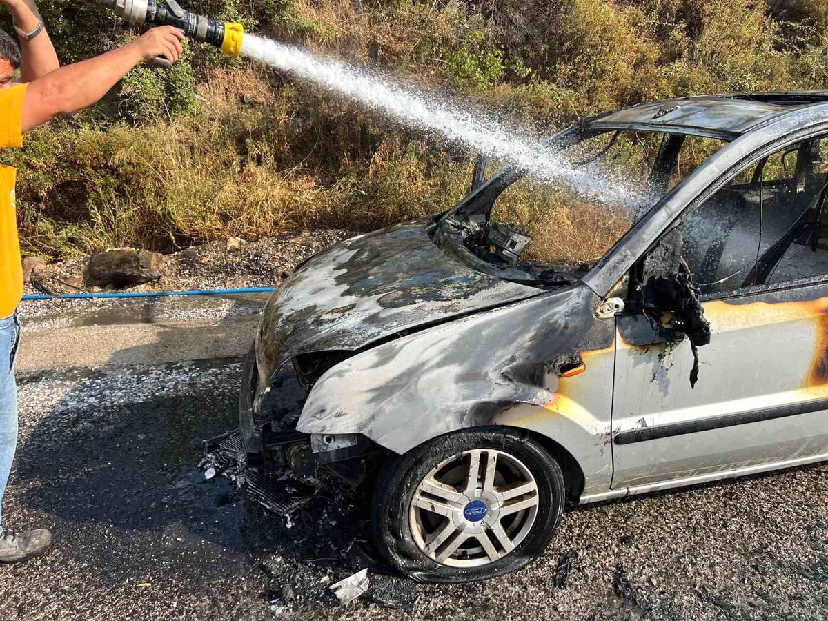 Muğla\'da bir otomobil aniden alev aldı