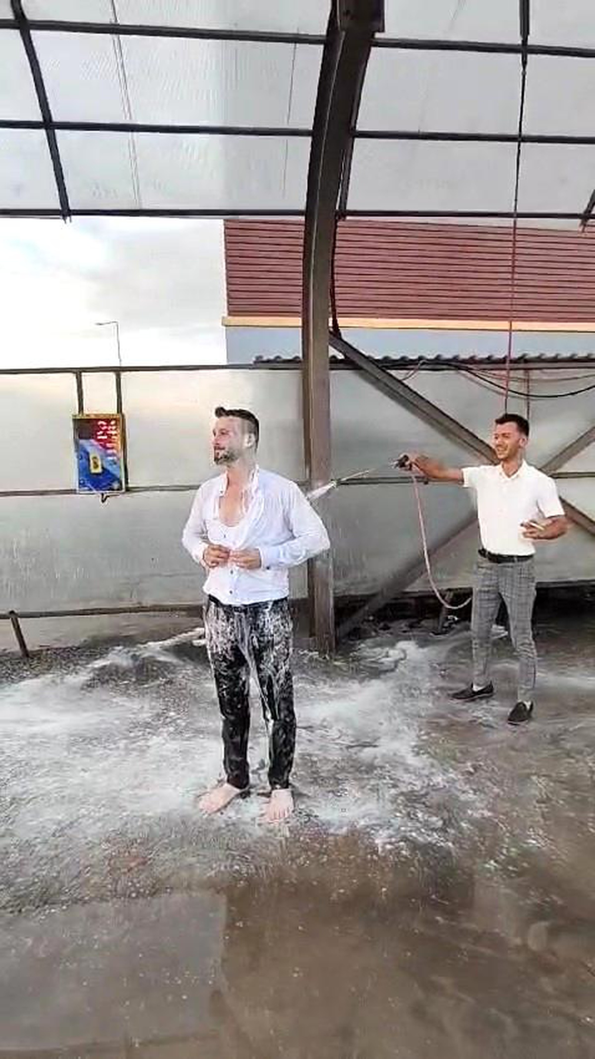 Karabük\'te Damadın Arkadaşları Tarafından Oto Yıkamaya Götürülüp Yıkandığı Anlar Kaydedildi