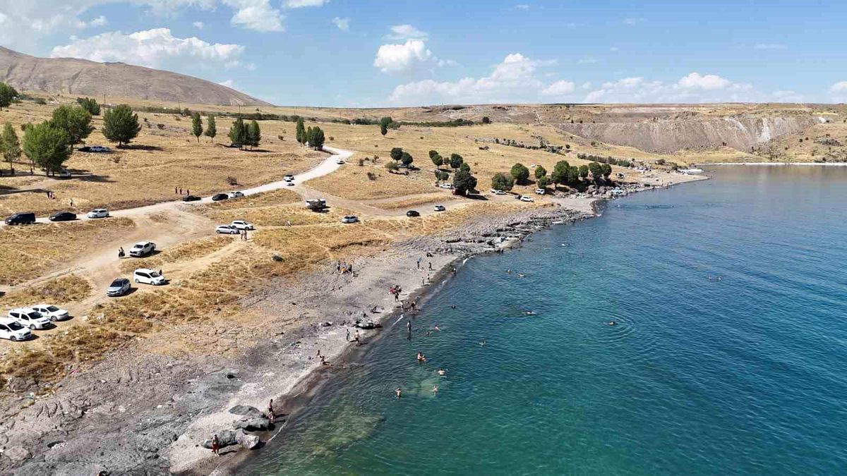 Bitlis\'te Vatandaşlar Sıcaktan Bunalınca Van Gölü Sahillerine Akın Ediyor
