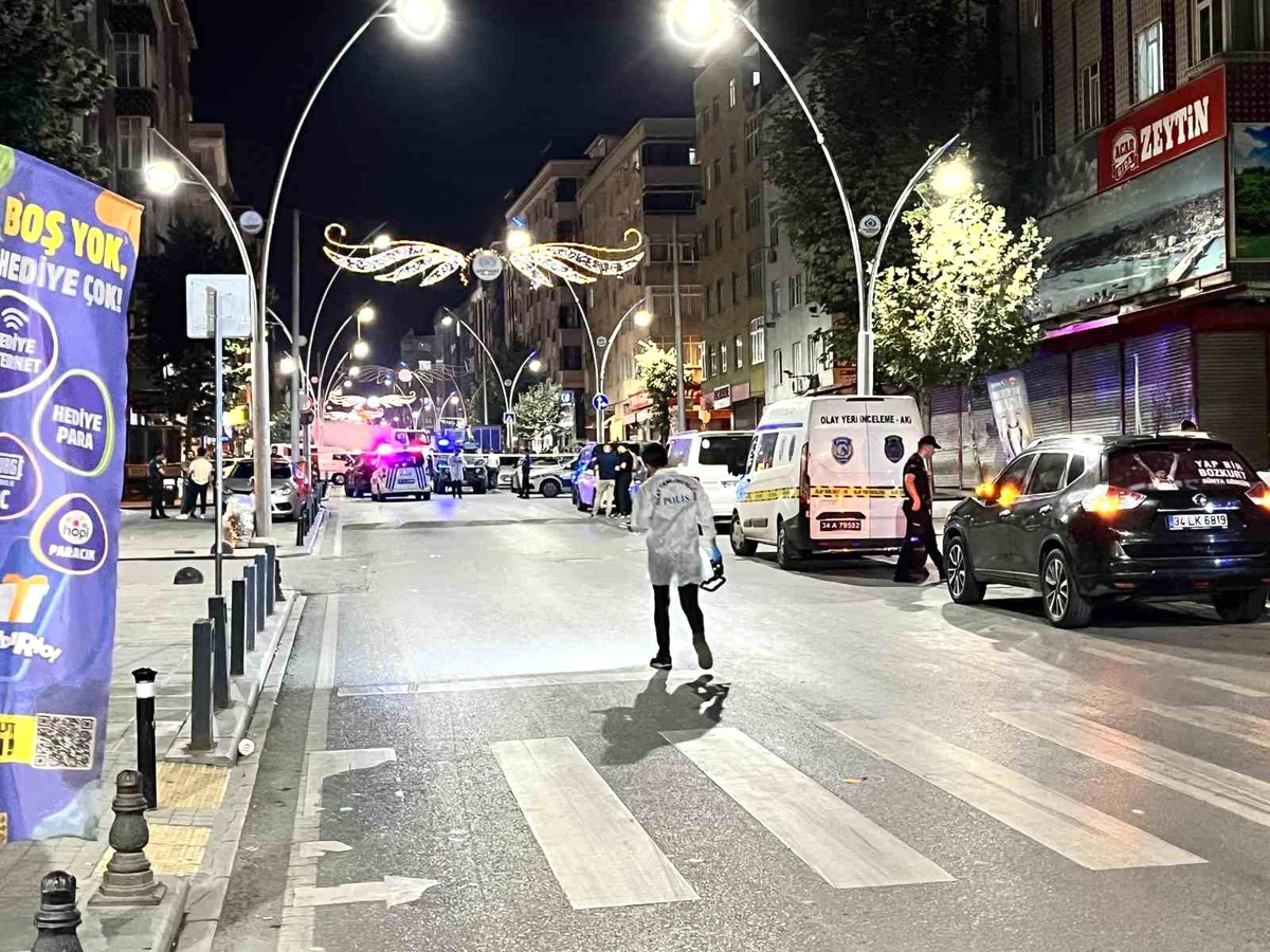İstanbul Sultangazi\'de Motosikletli Saldırı: 1 Ölü, 4 Yaralı