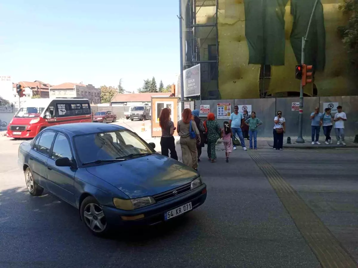 Eskişehir\'de Kırmızı Işıkta Geçen Yayalar Trafiği Tehlikeye Atıyor