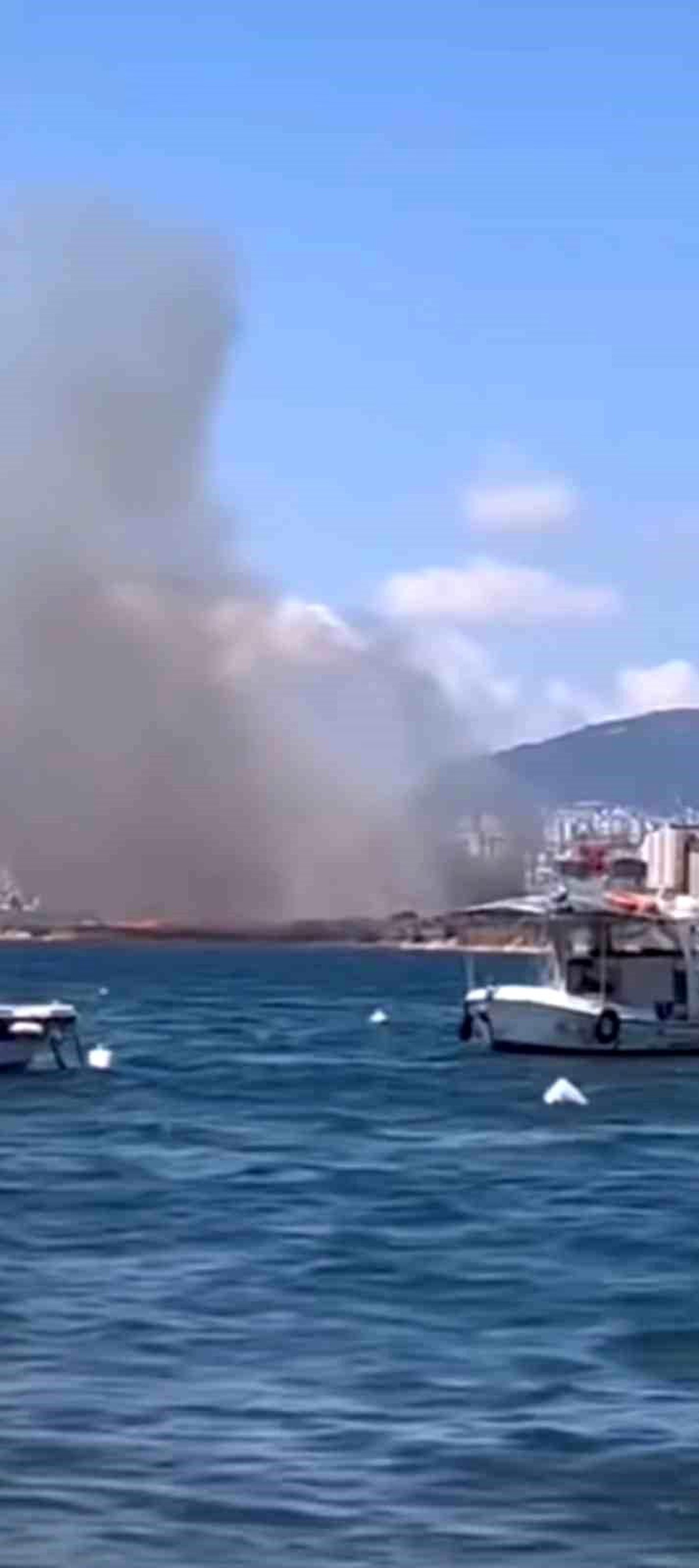 Tuzla Tersanesi Yanındaki Ağaçlık Alanda Yangın Çıktı