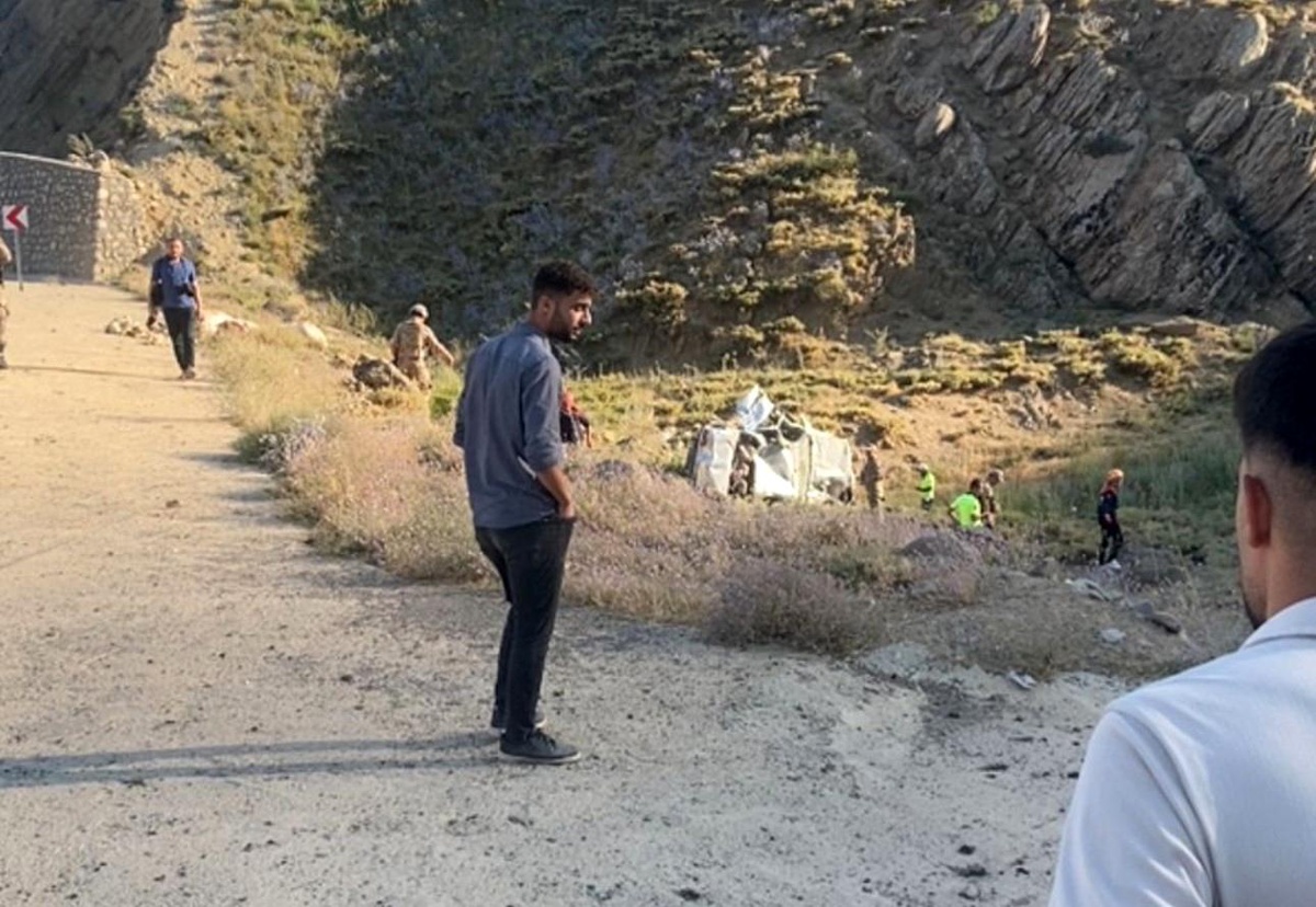 Hakkari\'de İran plakalı otomobil şarampole uçtu: 1 ölü, 3 yaralı