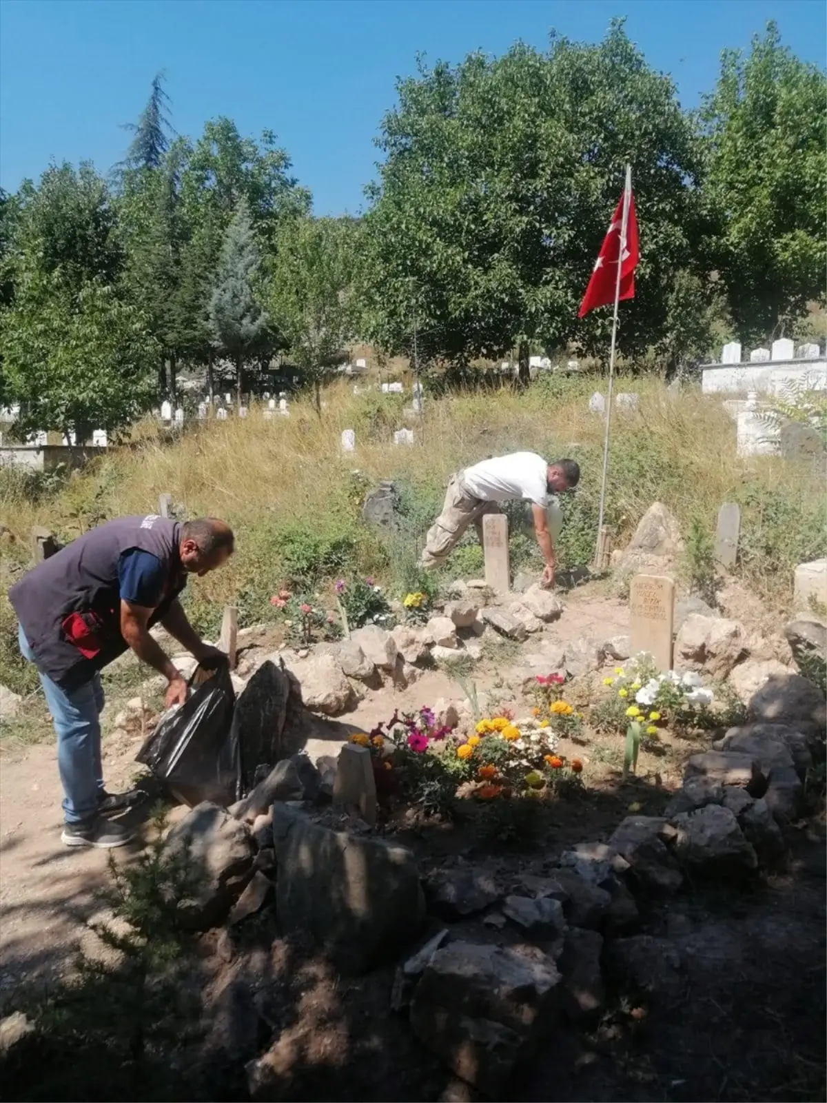 Tokat\'ın Almus ilçesinde şehit mezarlarının temizlik ve bakımı yapıldı