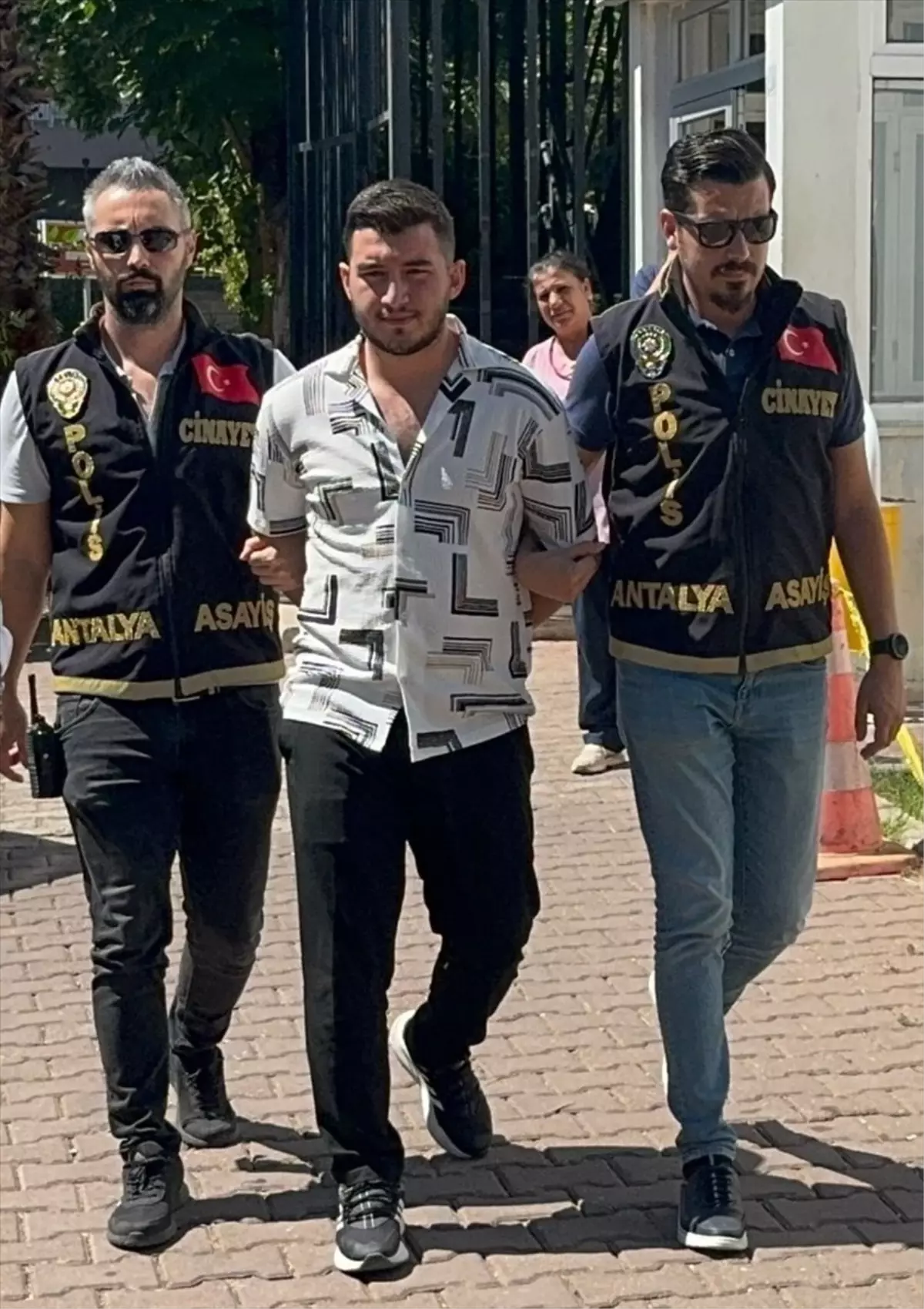 Antalya\'da çekici sürücüsüne çekiçli ve silahlı saldırı: 1 şüpheli gözaltına alındı