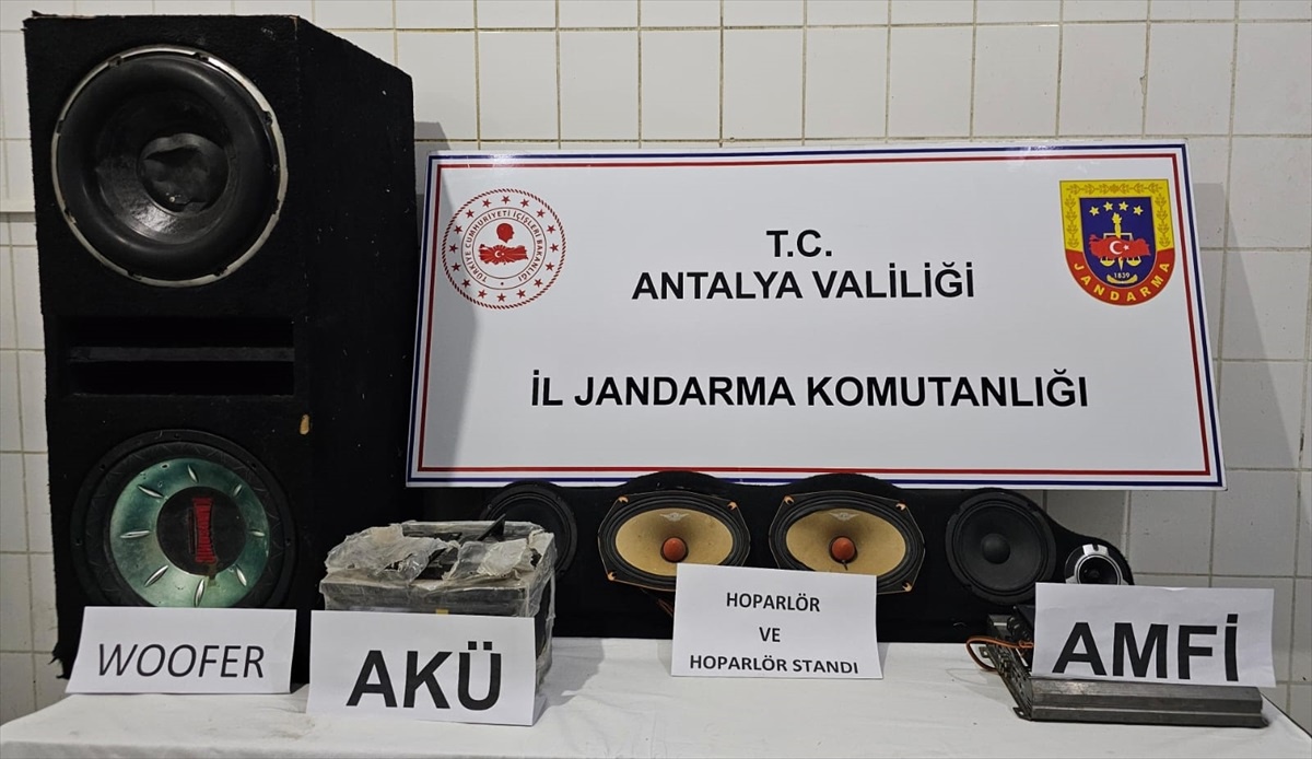 Kaş\'ta otomobilden hırsızlık yapan 4 zanlı tutuklandı
