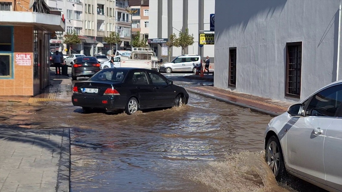 Samsun\'un Bafra ilçesinde su borusu patladı