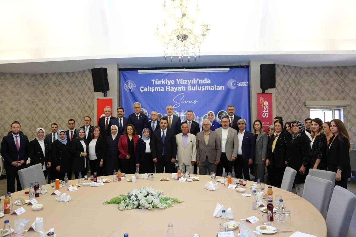 Bakan Işıkhan, Sivas Ticaret ve Sanayi Odası\'nda İstişare Toplantısına Katıldı