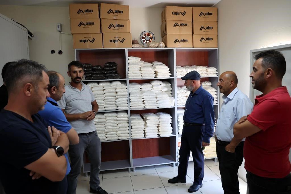 Kocasinan Belediye Başkanı Ahmet Çolakbayrakdar Sosyal Market\'i Ziyaret Etti